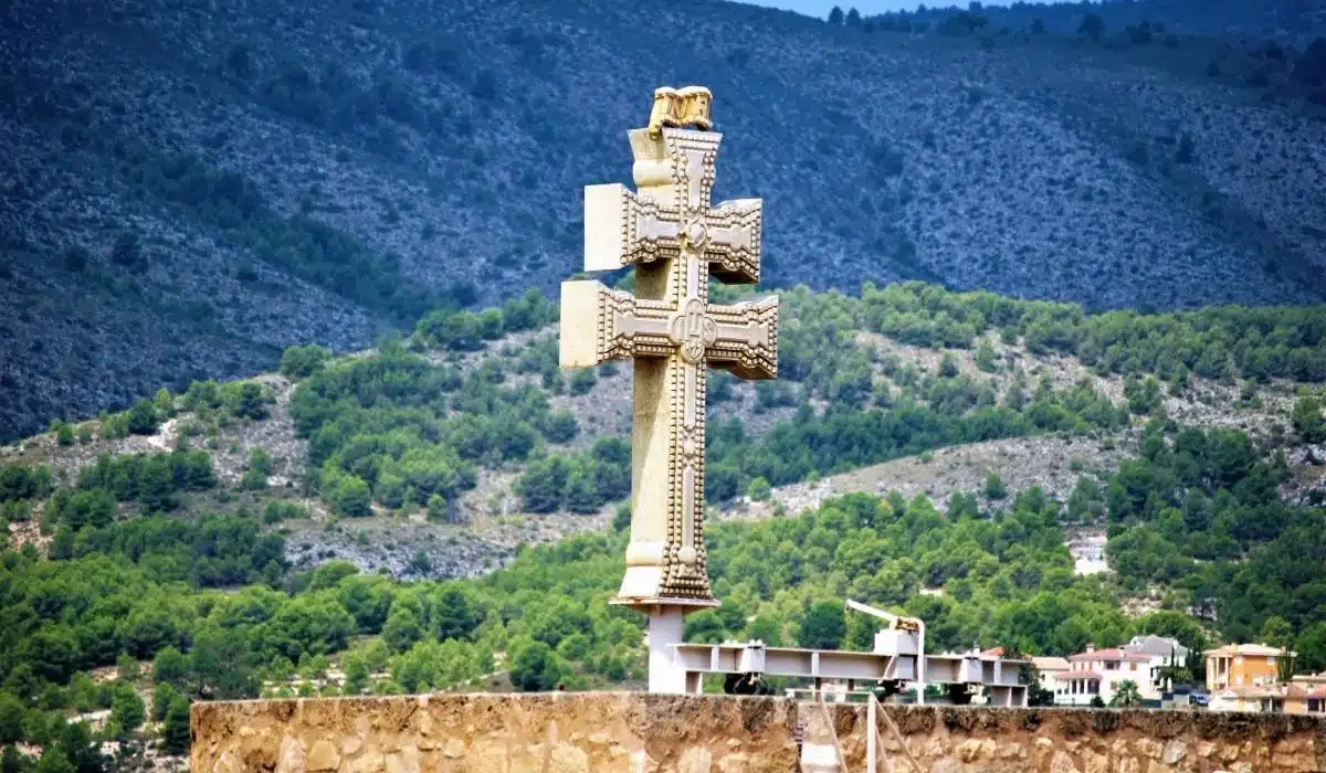 La Cruz de Caravaca: Historia, Significado y Usos Espirituales